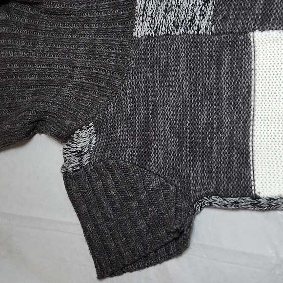 International INC Comapny Sweater - Picture 5 of 11